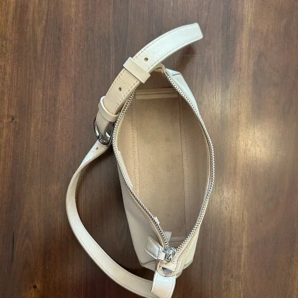 Madewell The Sculptural-Buckle Shoulder Bag Ecru Color - Picture 6 of 16